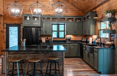 Topton Cabina | All Decked Out-Pet Friendly, Luxury Log Cabin Rental, High Speed Internet, 4 Decks, Swinging Day Bed, Large Hot Tub-Nantahala NC.