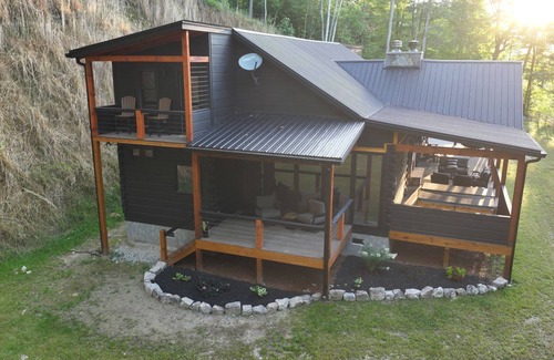 Topton Cabina | All Decked Out-Pet Friendly, Luxury Log Cabin Rental, High Speed Internet, 4 Decks, Swinging Day Bed, Large Hot Tub-Nantahala NC.