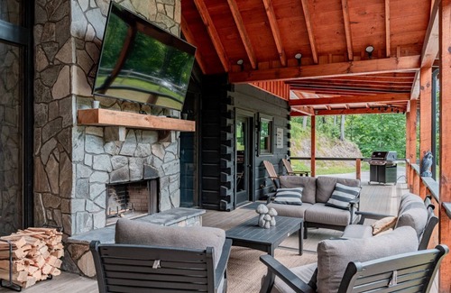 Topton Cabina | All Decked Out-Pet Friendly, Luxury Log Cabin Rental, High Speed Internet, 4 Decks, Swinging Day Bed, Large Hot Tub-Nantahala NC.