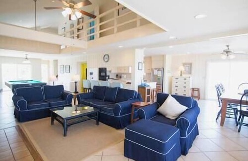 Sullivan's Island Casa | Clásico frente a la playa Sullivan's Island Home con piscina y jacuzzi