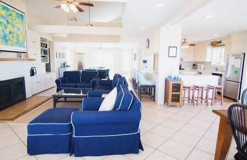 Sullivan's Island Casa | Clásico frente a la playa Sullivan's Island Home con piscina y jacuzzi