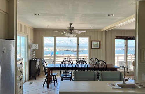 Sullivan's Island Casa | Clásico frente a la playa Sullivan's Island Home con piscina y jacuzzi
