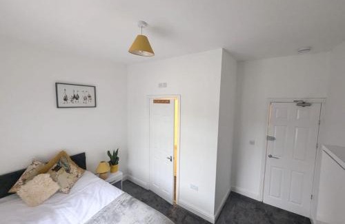 Stoke-on-Trent Casa | All En-suite Home for Contractors, Families & Large Groups