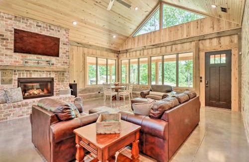 Edgemont Casa | All-Encompassing Lakehouse with Modern Accents!