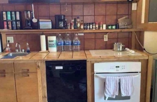 Cripple Creek Cabaña | All Fees Included-Romantic Mountain Getaway Honeymooner Cozy Cottage w/ Hot tub.