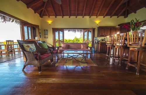 King's Park Casa | ALQUILER ISLA PRIVADA DE BELICE CON BUNGALOW SOBRE EL AGUA