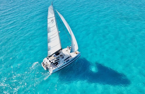 Staniel Cay Alquiler De Eote | All inclusive Luxury Sailing Charter Catamaran With Crew 4 bedrooms 8 guests.