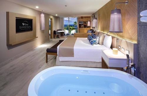 Centro de Cancún Complejo | All inclusive mini suite and balcony at Grand Sirenis on the Riviera Maya