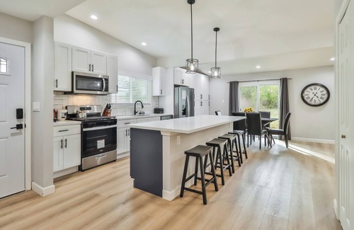 Reseda Casa | All Inclusive Modern Family Home 3BR 3BR Near Dignity Health Northridge Hospital