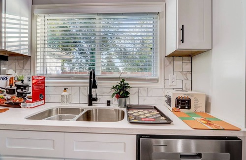 Reseda Casa | All Inclusive Modern Family Home 3BR 3BR Near Dignity Health Northridge Hospital