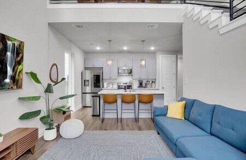 Terrell Heights Casa | All Masters, 22ft Ceilings!