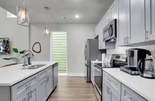 Terrell Heights Casa | All Masters, 22ft Ceilings!