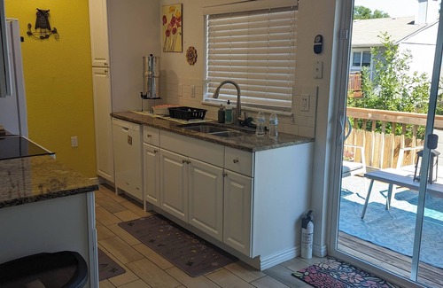 Aurora Casa | All New Beds, Roku, Private Yard, Pet Friendly
