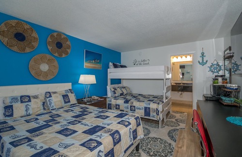 Trailer Estates Hotel | All-New, Bunk Bed, Huge Pool, 70" TV, Tiki Bar & Grill!