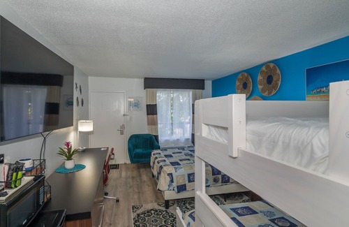 Trailer Estates Hotel | All-New, Bunk Bed, Huge Pool, 70" TV, Tiki Bar & Grill!