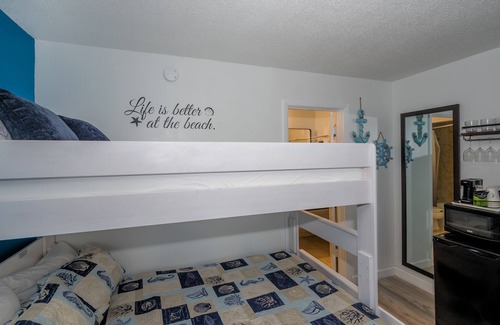 Trailer Estates Hotel | All-New, Bunk Bed, Huge Pool, 70" TV, Tiki Bar & Grill!