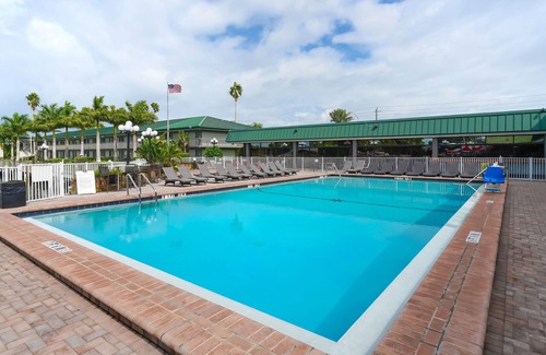 Trailer Estates Apartamento | All-New, Comfortable, Huge Pool, Grill & Tiki Bar