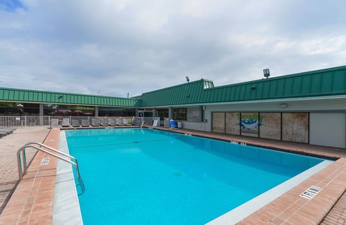 Trailer Estates Apartamento | All-New, Comfortable, Huge Pool, Grill & Tiki Bar