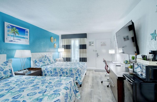 Trailer Estates Hotel | All-New, First Floor, Huge Pool, 70" TV, Tiki Bar!