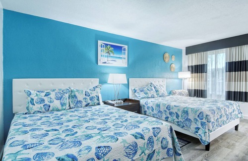 Trailer Estates Hotel | All-New, First Floor, Huge Pool, 70" TV, Tiki Bar!