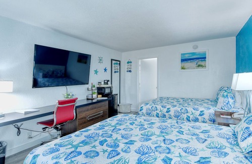 Trailer Estates Hotel | All-New, First Floor, Huge Pool, 70" TV, Tiki Bar!