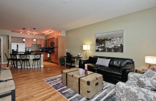 Jefferson Park Condominio | ¡Todos los muebles nuevos, el garaje con calefacción, la ubicación del edificio más nuevo hacen que esto sea DEBE!