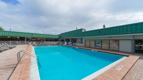 Trailer Estates Apartamento | All-New, Ground-Floor, Huge Pool, Tiki Bar & Grill