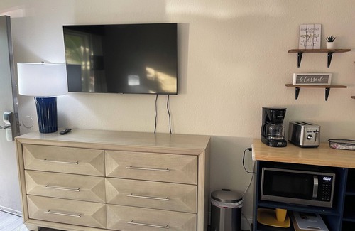 Trailer Estates Apartamento | All-New, Heated Pool, Tiki Bar & Grill, Huge TV, Great Wifi