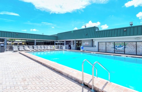 Trailer Estates Apartamento | All-New, Heated Pool, Tiki Bar & Grill, Huge TV, Great Wifi