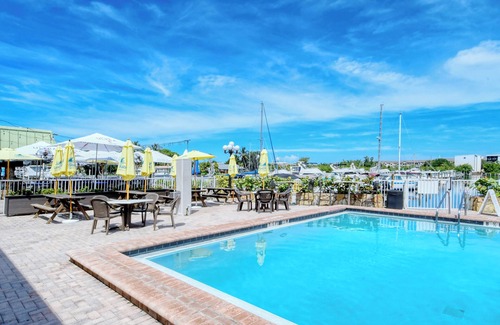 Trailer Estates Apartamento | All-New, Heated Pool, Tiki Bar & Grill, Huge TV, Great Wifi