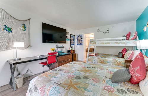 Trailer Estates Hotel | All-New, Huge Pool, 70" TV, Bunk Beds, Tiki Bar & Grill!