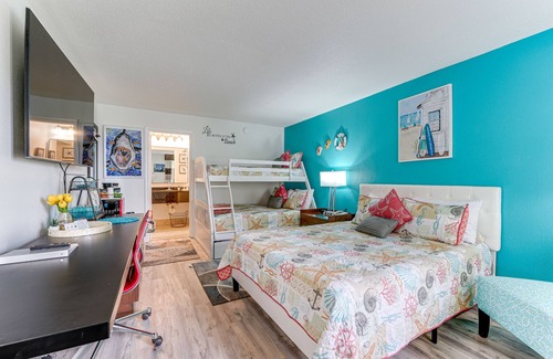 Trailer Estates Hotel | All-New, Huge Pool, 70" TV, Bunk Beds, Tiki Bar & Grill!