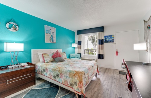 Trailer Estates Hotel | All-New, Huge Pool, 70" TV, Bunk Beds, Tiki Bar & Grill!