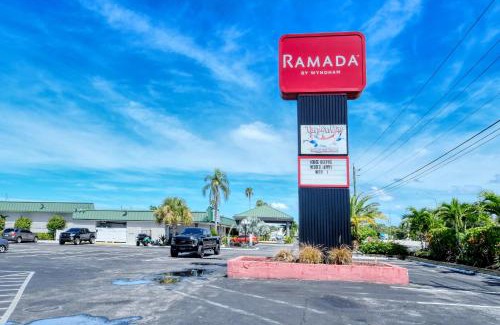 Trailer Estates Apartamento | All-New, Private, Huge TV, Heated Pool, Tiki Bar