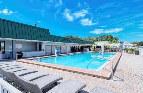 Trailer Estates Apartamento | All-New, Private, Huge TV, Heated Pool, Tiki Bar