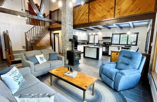 Kents Hill Cabina | ALL NEW! Secluded Maine 14-Acre Lakefront Log Cabin >A/C, Kayaks, Wildlife, FUN