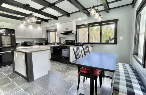 Kents Hill Cabina | ALL NEW! Secluded Maine 14-Acre Lakefront Log Cabin >A/C, Kayaks, Wildlife, FUN