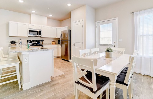 Live Oak Condominio | All-new townhome with fenced yard, AC & W/D - dog-friendly - great location