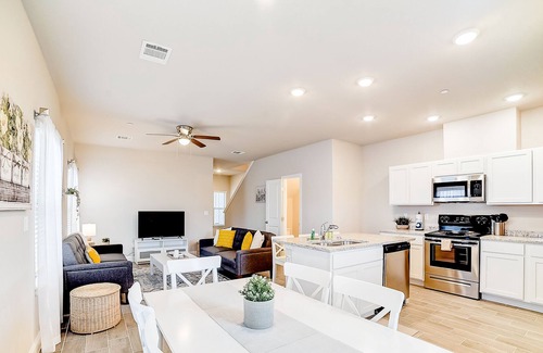 Live Oak Condominio | All-new townhome with fenced yard, AC & W/D - dog-friendly - great location