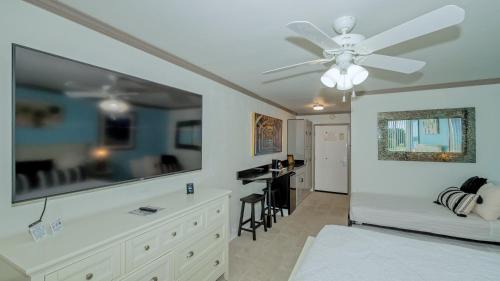 Trailer Estates Apartamento | ALL-NEW Waterfront with Balcony,Pool,Tiki Bar,Gym