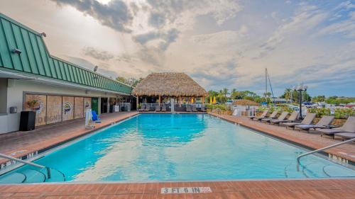 Trailer Estates Apartamento | ALL-NEW Waterfront with Balcony,Pool,Tiki Bar,Gym
