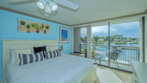 Trailer Estates Apartamento | ALL-NEW Waterfront with Balcony,Pool,Tiki Bar,Gym