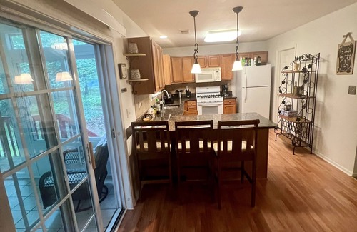 Bushkill Casa | ALL SEASON Cozy Pocono Family Getaway w/ Plenty of Fun Activities