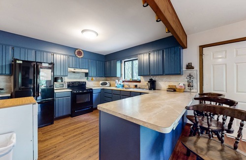 Jim Thorpe Casa | All-season hideaway with alfresco deck, views, game table & pool access