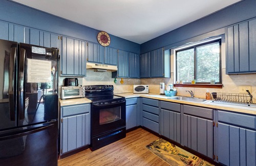 Jim Thorpe Casa | All-season hideaway with alfresco deck, views, game table & pool access