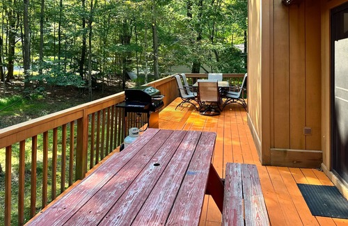 Jim Thorpe Casa | All-season hideaway with alfresco deck, views, game table & pool access