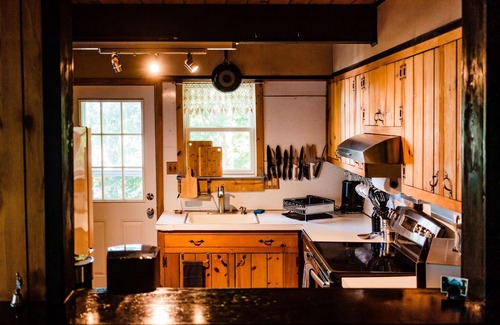 Henryville Casa | All Seasons Getaway.