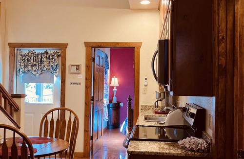 Eureka Springs Historic District Cabina | All Seasons Treehouse Village