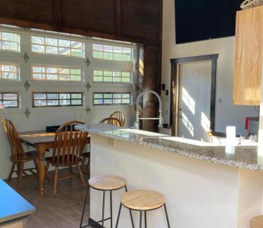Eureka Springs Historic District Cama Y Desayuno | All Seasons Treehouse Village