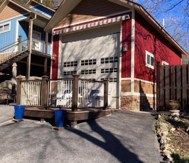 Eureka Springs Historic District Cama Y Desayuno | All Seasons Treehouse Village